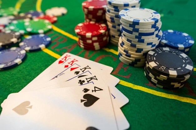Tampilan meja Three Card Poker live di tutor78 dengan dealer dan kartu